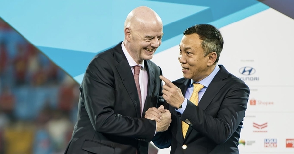 Chủ tịch FIFA chứng kiến tận mắt 'cơn bão đỏ' trên đường phố Hà Nội mừng Việt Nam vô địch