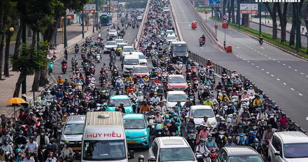 Nghỉ lễ 2.9: CSGT gợi ý cách tránh ùn tắc khi đi sân bay Tân Sơn Nhất