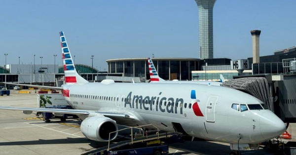 Máy bay American Airlines nổ hai lốp trước khi cất cánh