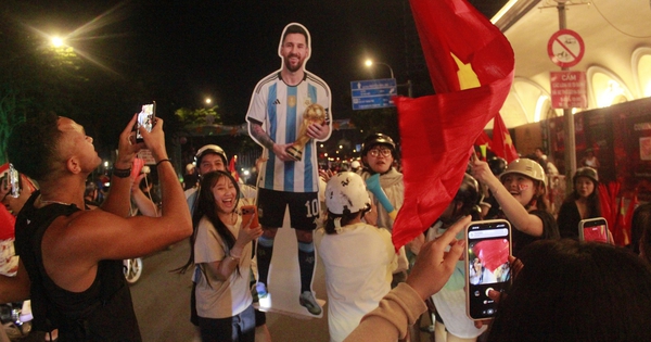 Đêm không ngủ sau chiến thắng ASEAN Cup: ‘Messi’ cũng ra đường ‘đi bão’