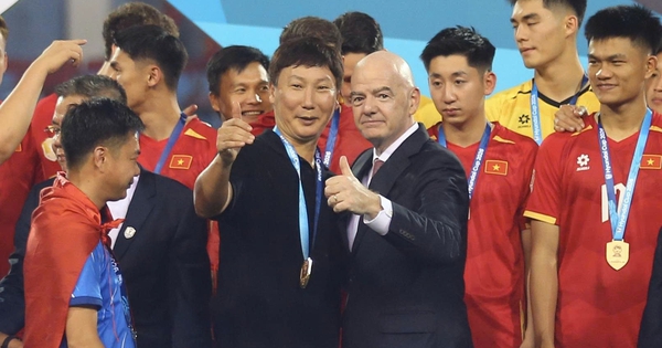 Chủ tịch FIFA Infantino thăm siêu sân vận động PVF đang xây dựng và CLB CAHN của Quang Hải - Văn Hậu