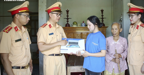 CSGT Công an TP.Huế tặng máy tính, tiếp sức nữ sinh viên mồ côi