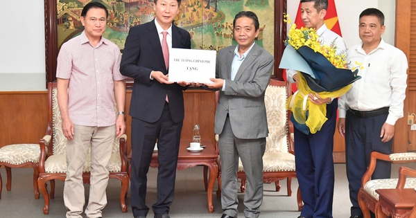 Thủ tướng Lê Minh Hưng tặng quà đội tuyển Việt Nam, HLV Kim Sang-sik nói lời cảm động