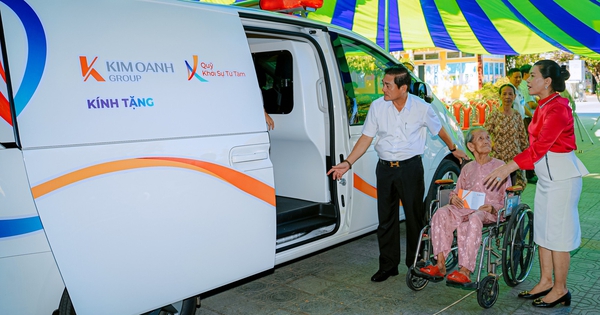 Trung tâm Y tế Phú Vang được Kim Oanh Group tặng xe cứu thương gần 1 tỉ