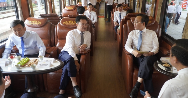 Đoàn tàu di sản nối Phong Nha với cố đô Huế 'lăn bánh'