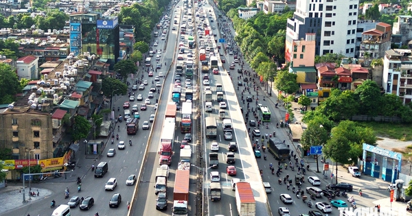 Đường phố Hà Nội ùn tắc nghiêm trọng, dòng xe nhích từng mét trên cao tốc
