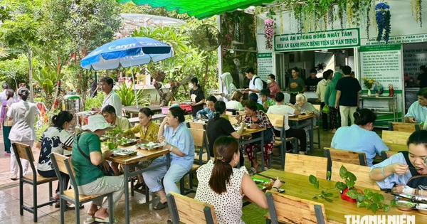 Chuyện tử tế: Nhà ăn không đồng trong bệnh viện mời mọi người dùng bữa