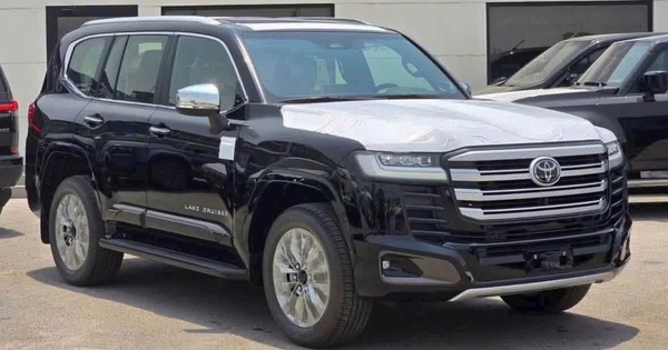Chưa bán chính thức, 'xe chủ tịch' Toyota Land Cruiser Hybrid đã đội giá gần 1 tỉ