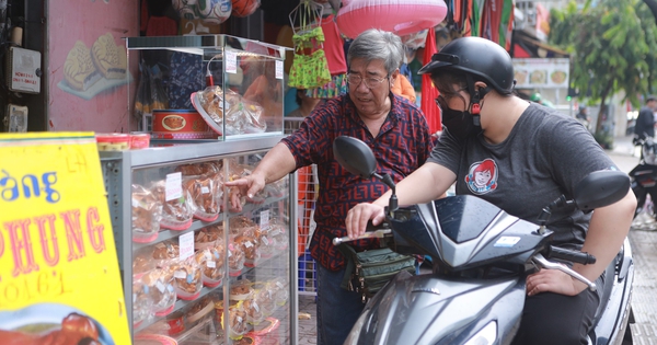 20 năm bán bánh trung thu hình con heo, khách cũ nay dắt con quay lại