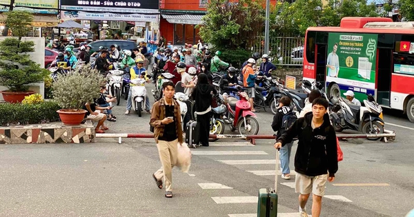 Dòng người rời thành phố, hối hả về quê nghỉ lễ 2.9