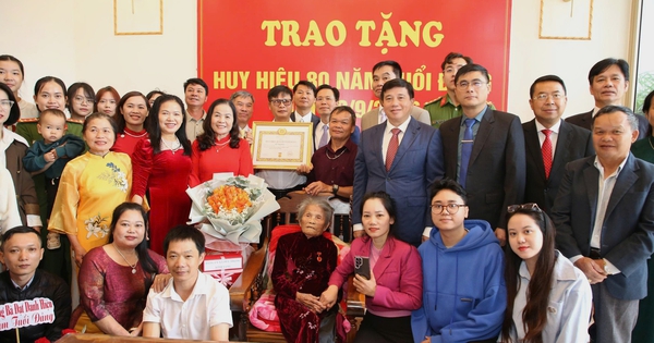 Hai cụ bà gần 100 tuổi ở Lâm Đồng nhận Huy hiệu 80 năm tuổi Đảng