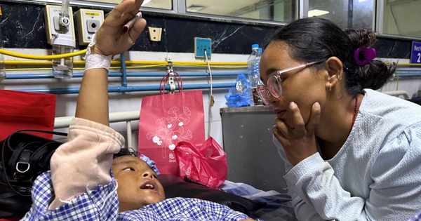 Cái kết có hậu cho bé trai 8 tuổi trèo cây thoát lũ dữ Nepal