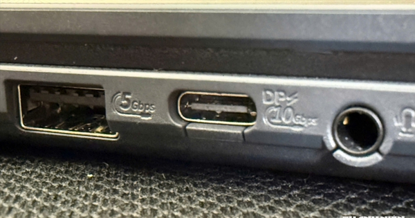 Ký hiệu hình tròn bên cạnh cổng USB ám chỉ điều gì?