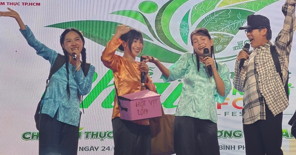 Trúc Thy đưa 'cầm kỳ thư họa' vào Lễ hội Ẩm thực chay