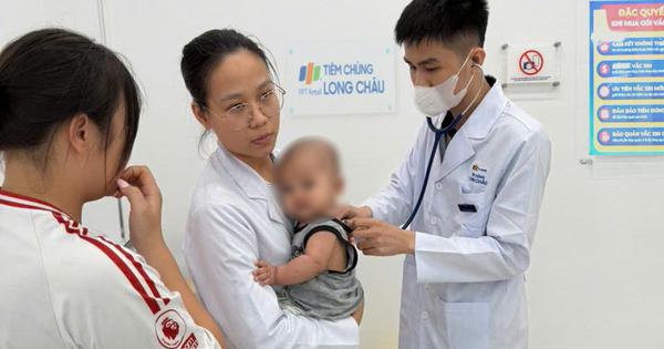 Bác sĩ tại Trung tâm Tiêm chủng nhiều lần chạy đua với thời gian, giành lại sự sống cho người dân