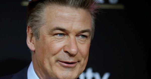 Alec Baldwin gây phẫn nộ khi đóng phim liên quan súng đạn sau scandal làm chết người