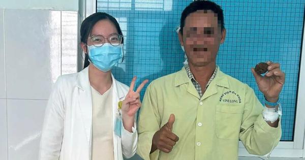 Sỏi gần 100 gram 'ẩn mình' trong cơ thể người đàn ông suốt 20 năm