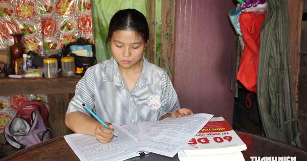 Thí sinh đạt 28,5 điểm xét tuyển nhưng ôm mẹ khóc vì lý do này...