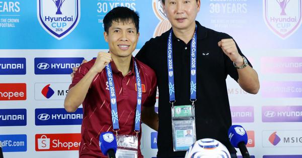 HLV Kim Sang-sik: ‘Tôi ném chiếc áo trắng đi rồi, tôi nói vợ tôi như thế’
