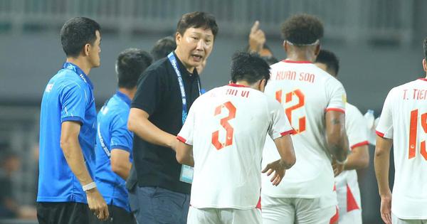Tài năng và chiếc áo 'ma thuật' của HLV Kim Sang-sik: Cứ mặc là đội tuyển Việt Nam lại thắng
