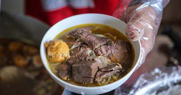 Bún bò thường bán buổi sáng, quán này ở Huế 12 giờ trưa mới mở cửa