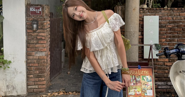 Áo trễ vai phối quần jeans, khoe vai trần gợi cảm đầy thần thái