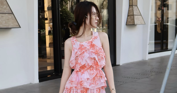 Xu hướng họa tiết hoa lá bản lớn nâng tầm rực rỡ cho tủ đồ mùa hè