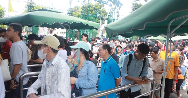 20.000 lượt khách đến Thảo Cầm Viên, nhiều gia đình mang đồ ăn chơi cả ngày