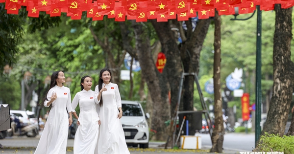 Hà Nội những ngày rực rỡ cờ, hoa