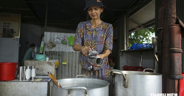 Bánh canh bột xắt Huế: Sợi bánh được xắt thủ công ngay trên nồi nước đang sôi