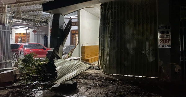 Car crashes through gates of two homes in Đắk Lắk, causing $500,000 in damage