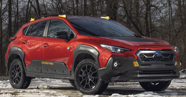 Vì sao xe SUV thường có nhiều chi tiết ốp nhựa đen quanh thân xe?
