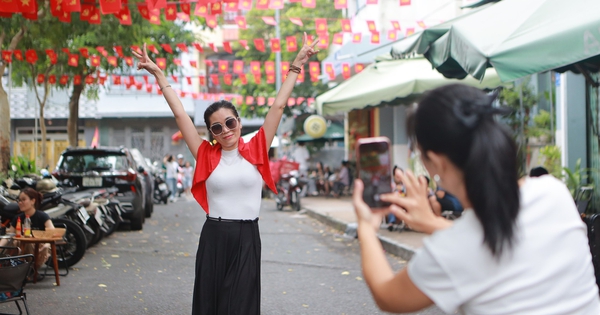 Những con hẻm rực cờ đỏ sao vàng ở TP.HCM, người dân tìm đến chụp ảnh