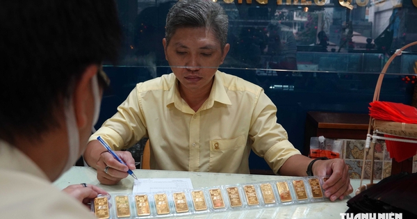 Đầu tư vào vàng hay gửi tiết kiệm?