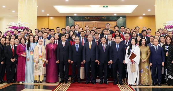 Bộ Chính trị ban hành Nghị quyết về công tác người Việt Nam ở nước ngoài