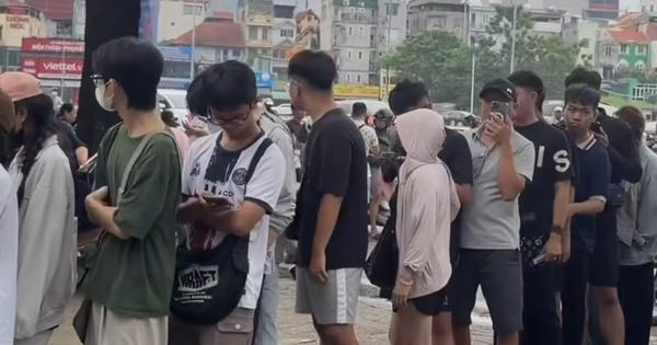 Sốt vé trận đội tuyển Việt Nam - Campuchia: CĐV xếp hàng dài dằng dặc, 'chợ đen' nóng lên từng ngày