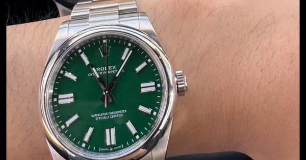 Khách nước ngoài nhận lại đồng hồ Rolex thất lạc tại sân bay Phú Quốc