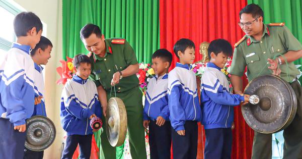 Khi công an xã trở thành 'người bạn' của học sinh vùng cao