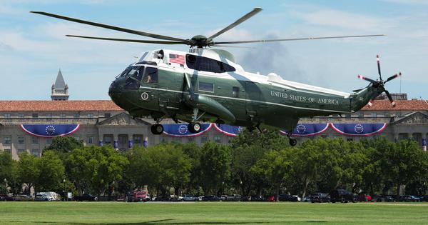 Mỹ điều tra vụ máy bay cất cánh gần trực thăng chở Tổng thống Trump