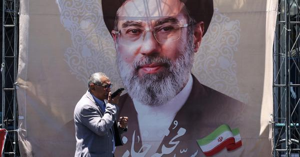 Tổng thống Iran nói rất khó liên lạc với Lãnh tụ tối cao