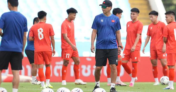 Đội tuyển Việt Nam thả lỏng trên mặt cỏ Mỹ Đình xanh mượt, sẵn sàng thắng đẹp Campuchia