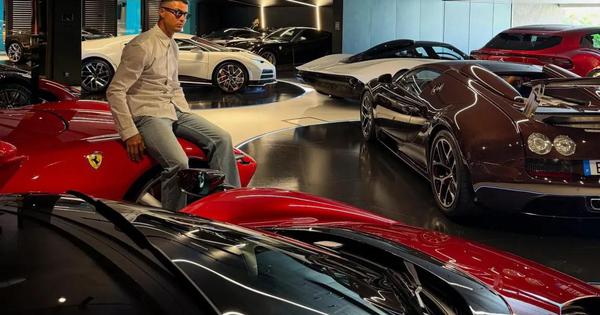 Cristiano Ronaldo bất ngờ khoe garage siêu xe 'khủng', quy tụ loạt Ferrari, Bugatti