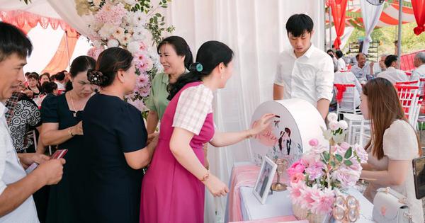 Đám cưới không gửi thiệp mời, trưởng thôn phát loa là cả xóm đến