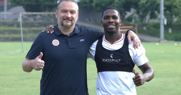 ‘Vua dội bom’ Rimario khoác áo Thể Công Viettel, bản hợp đồng gây sốc của V-League