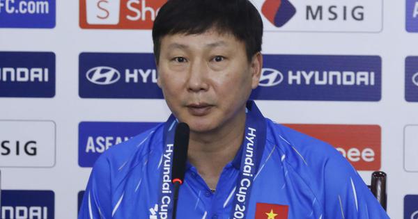 HLV Kim Sang-sik trả lời Báo Thanh Niên: 'Việt Nam bị Singapore chia điểm do... tôi mặc áo trắng đấy'