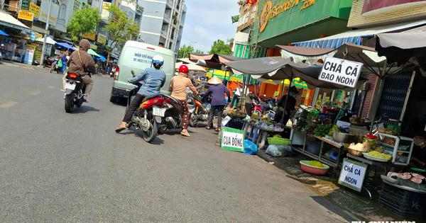 Buôn bán lấn chiếm lòng, lề đường