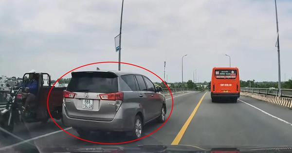 Lái ô tô đè trúng vạch vàng liền nét trên đường hai chiều, bị phạt bao nhiêu?