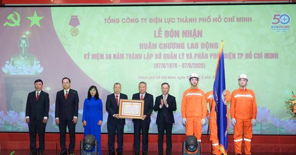 Nửa thế kỷ kiến tạo tương lai, EVNHCMC vinh dự nhận Huân chương Lao động hạng ba