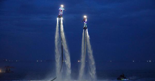 Mãn nhãn xem 'phi hành gia' thắp sáng biển Quy Nhơn bằng flyboard