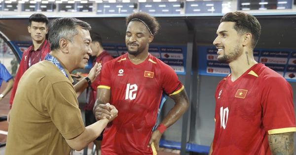 Chủ tịch VFF xuống sân chúc mừng đội tuyển Việt Nam: Thưởng tiền tỉ cho vé bán kết